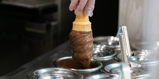 Glace artisanale trempee dans le chocolat, bar laitier Chocolat Harmonie
